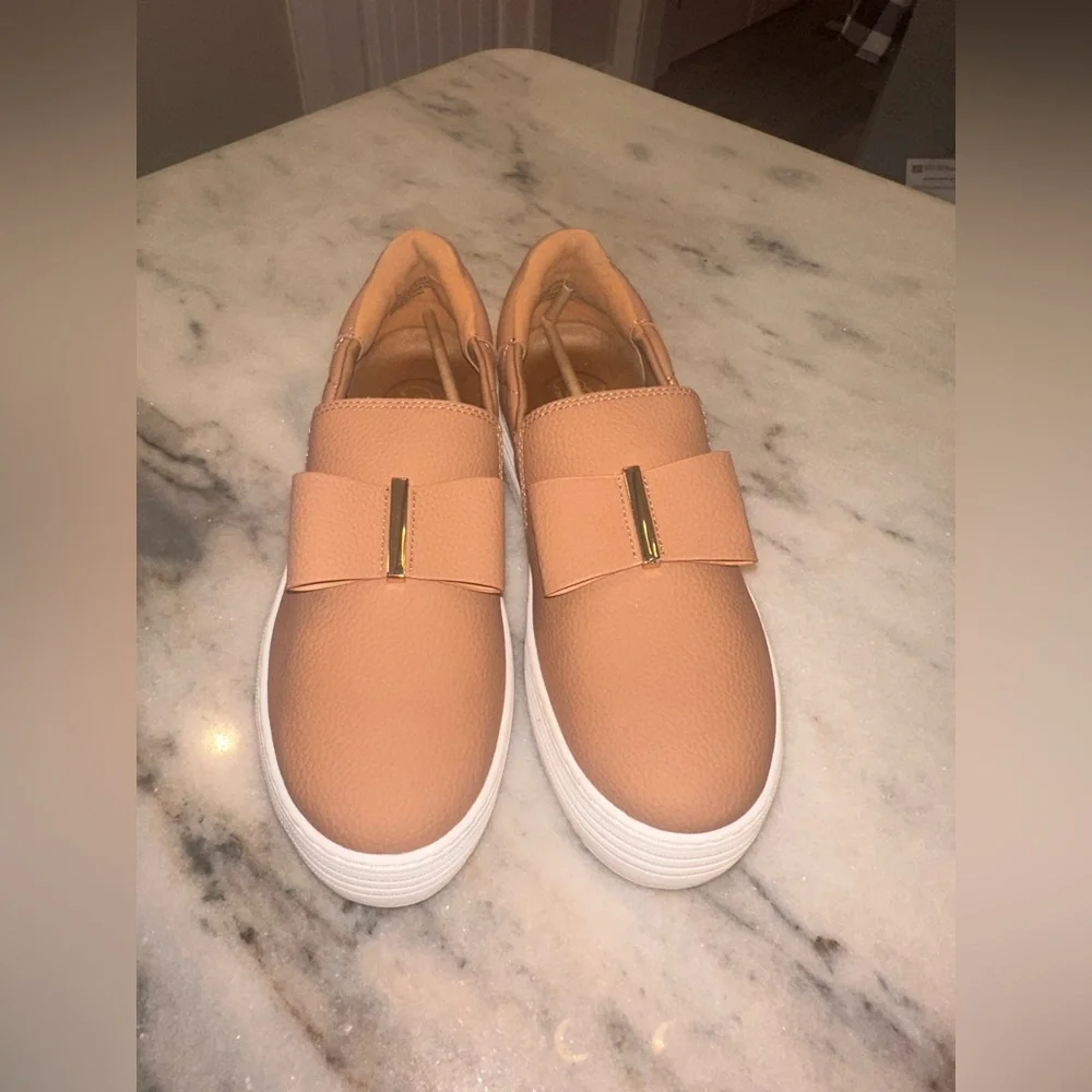 NWT Joy Size 8 Women's Tan Slip-On Platform Sneakers‎ with Bow